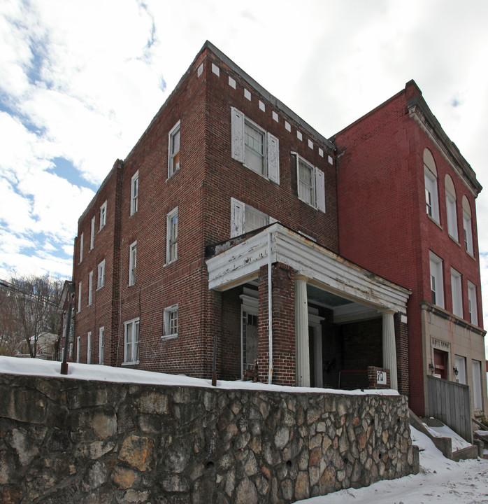 912 Princeton Ave in Bluefield, WV - Foto de edificio