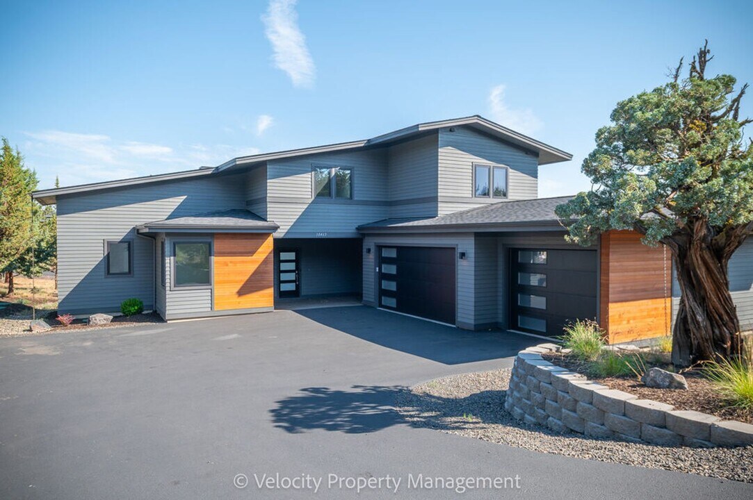 10465 Bitterbrush Ct in Redmond, OR - Building Photo