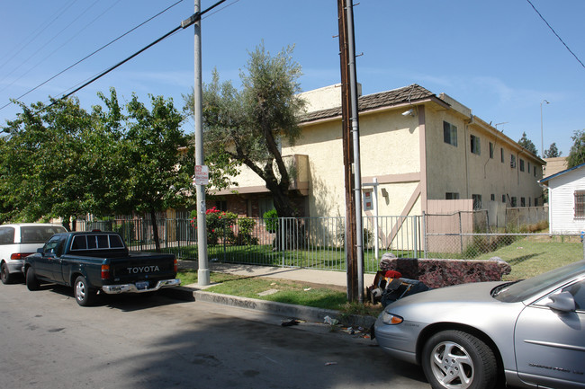 8923 Orion Ave in North Hills, CA - Foto de edificio - Building Photo