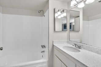 Green Tree Park Apt in Hemet, CA - Building Photo - Interior Photo