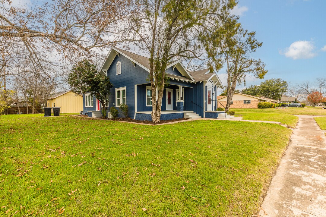 1104 S 11th St in Temple, TX - Foto de edificio