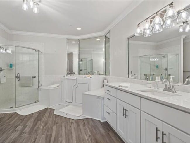 2421 Ocean Shore Crescent in Virginia Beach, VA - Building Photo - Building Photo