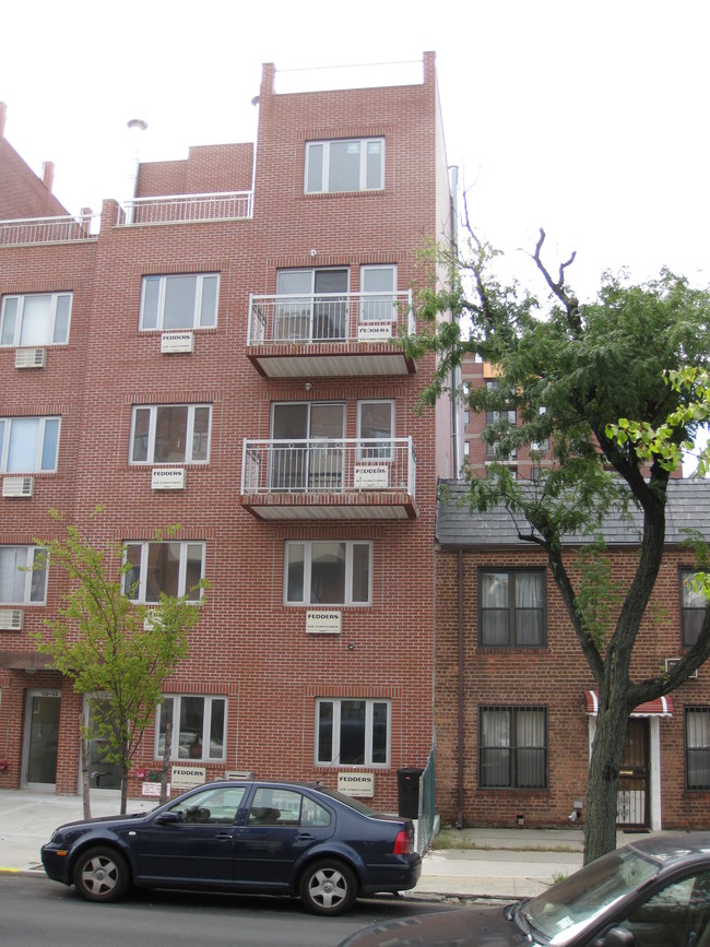 132-20 Pople Ave in Flushing, NY - Foto de edificio - Building Photo