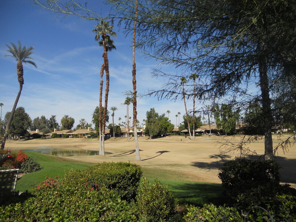 172 Gran Via in Palm Desert, CA - Foto de edificio