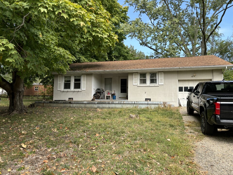 105 Orchard St in Eureka, IL - Building Photo