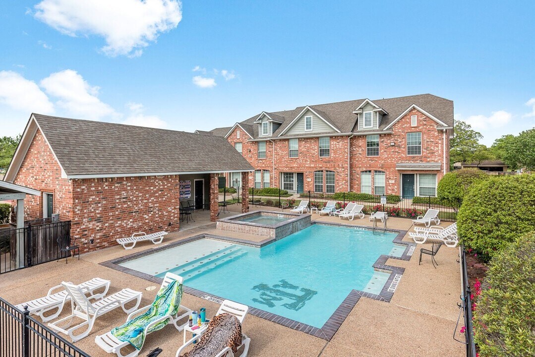 1001 Krenek Tap Rd in College Station, TX - Foto de edificio