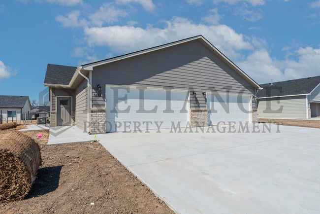 5123 N Cypress St in Bel Aire, KS - Building Photo - Building Photo