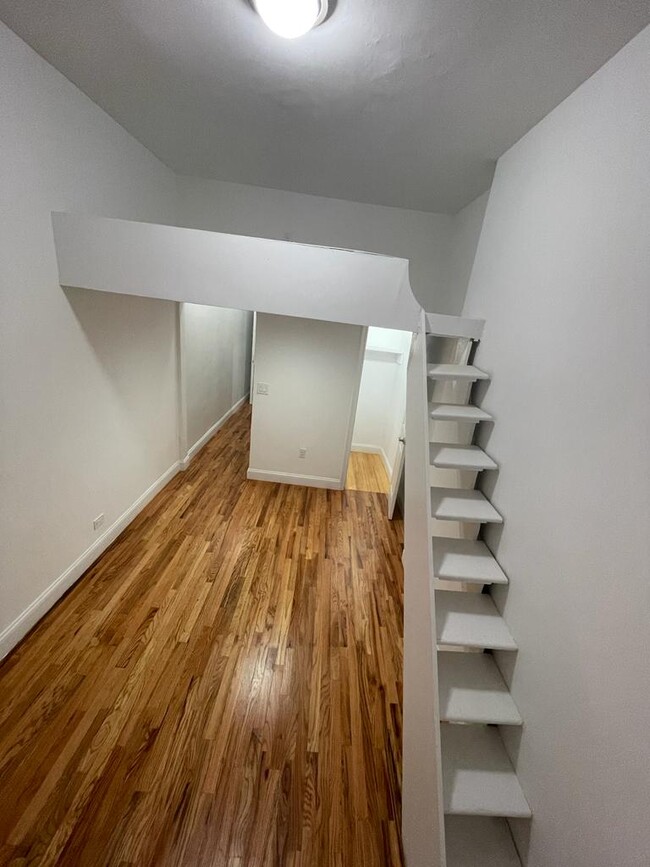 214 W 102nd St in New York, NY - Foto de edificio - Building Photo