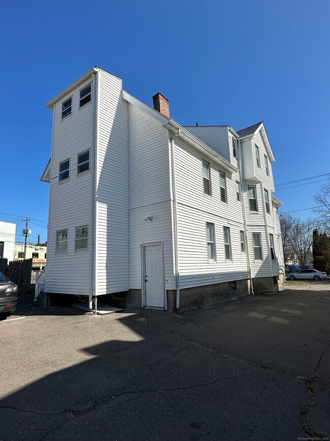 15 Nesbit Ave in West Hartford, CT - Building Photo - Building Photo