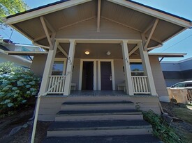 233-233 NW 13th St in Corvallis, OR - Building Photo