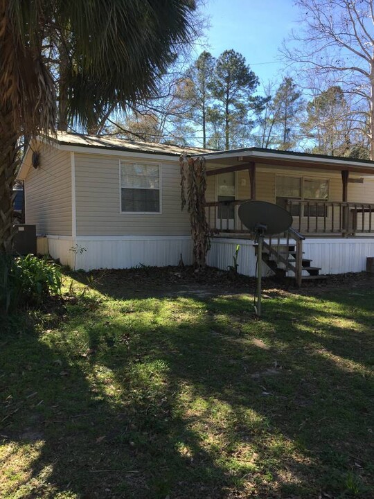 7837 Lake Seminole Rd in Sneads, FL - Building Photo