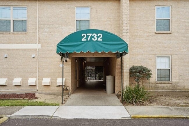 2732 Whitney Pl, Unit 209 in Metairie, LA - Foto de edificio - Building Photo