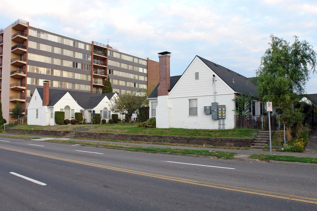 4325 NE Halsey St in Portland, OR - Building Photo