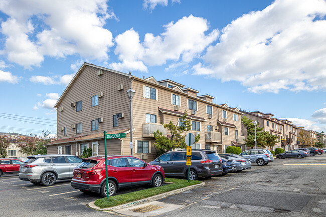 Honey Bee Condos in Staten Island, NY - Building Photo - Building Photo