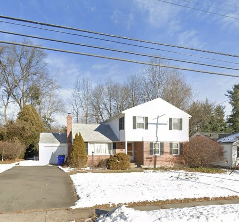 114 Haynes Rd in West Hartford, CT - Building Photo