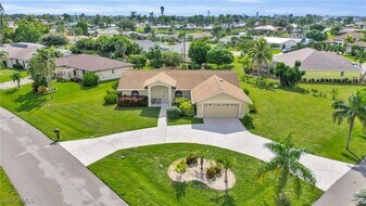1004 SE 42nd Ln in Cape Coral, FL - Building Photo