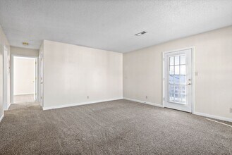 1860 Waters Edge Dr in Clarksville, TN - Building Photo - Building Photo