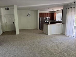 932 Southmoor Dr, Unit 323 in Virginia Beach, VA - Building Photo - Building Photo