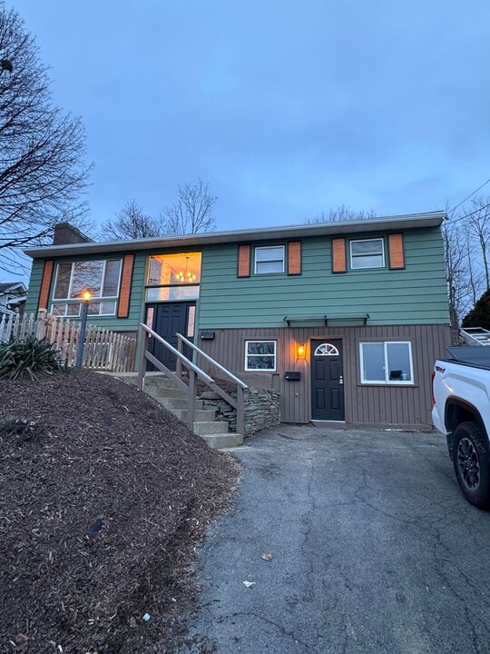 306 Hooper Rd, Unit #1 in Endicott, NY - Foto de edificio