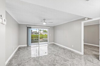 146 Lake Evelyn Dr in West Palm Beach, FL - Building Photo - Building Photo