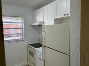 1561 NE 8th St, Unit 10 in Homestead, FL - Foto de edificio - Building Photo