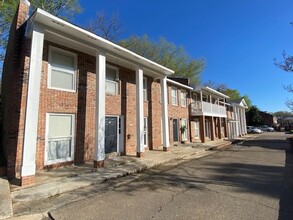 Canterbury Commons in Starkville, MS - Foto de edificio - Building Photo