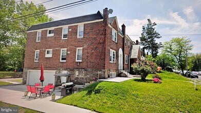 5451 Howland St in Philadelphia, PA - Building Photo - Building Photo