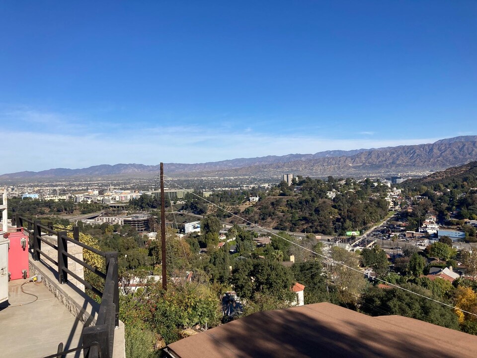 3118 Goodview Trail in Los Angeles, CA - Building Photo