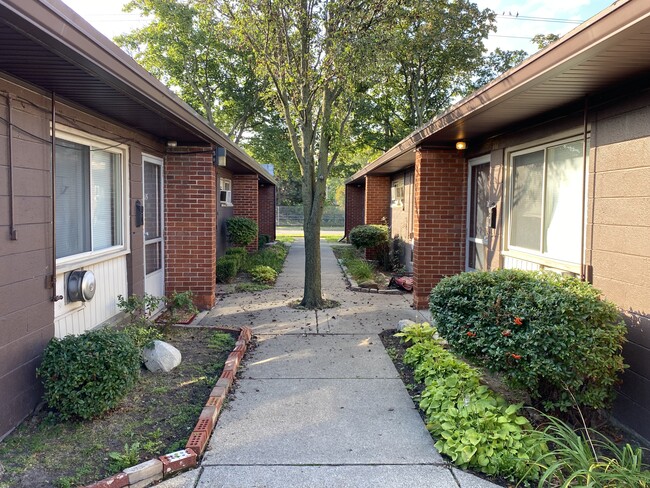 Leroy Apartments in Roseville, MI - Building Photo - Building Photo