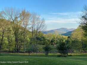 206 Hutchin Hl Rd in Woodstock, NY - Building Photo - Building Photo