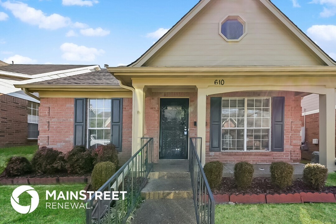 610 W Ashley Glen Cir in Memphis, TN - Foto de edificio