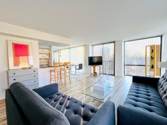 345 W Fullerton Pky, Unit 501 in Chicago, IL - Building Photo - Building Photo