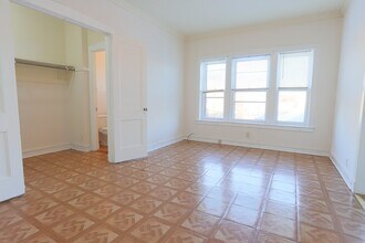 2222 W Wilson Ave, Unit 308 in Chicago, IL - Foto de edificio - Building Photo