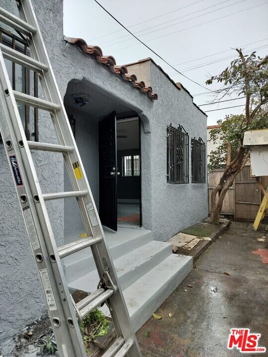 1137 S Kern Ave in East Los Angeles, CA - Building Photo