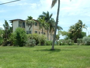 140 Coco Plum Dr in Marathon, FL - Building Photo