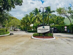 3123 Oakland Shores Dr in Oakland Park, FL - Building Photo - Building Photo