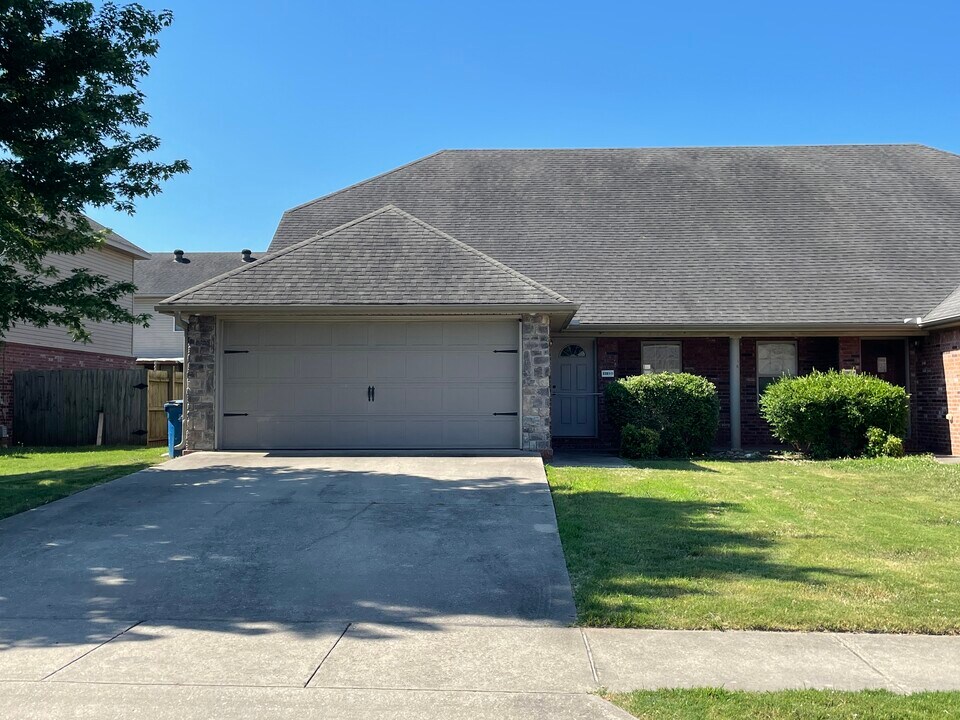 3201 SW Amberwood Ave in Bentonville, AR - Building Photo