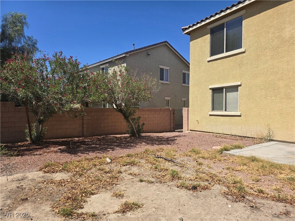 6640 April Bend Ct in North Las Vegas, NV - Foto de edificio