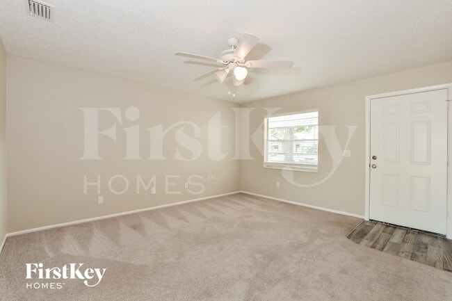 910 Clayton Dr in Deltona, FL - Foto de edificio - Building Photo