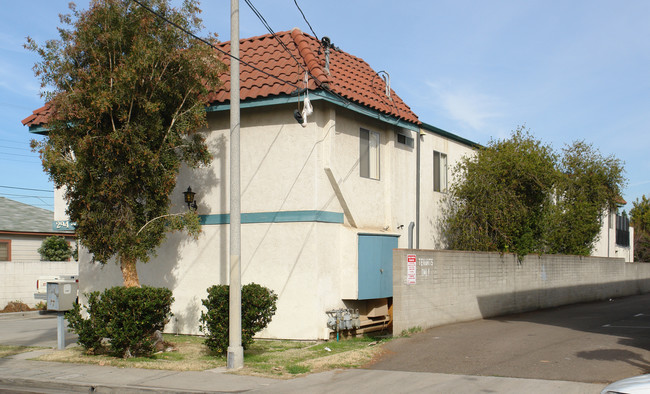 294-308 W Park Ave in El Cajon, CA - Foto de edificio - Building Photo
