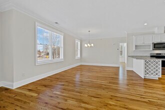 73 W Main St in Clinton, CT - Foto de edificio - Building Photo