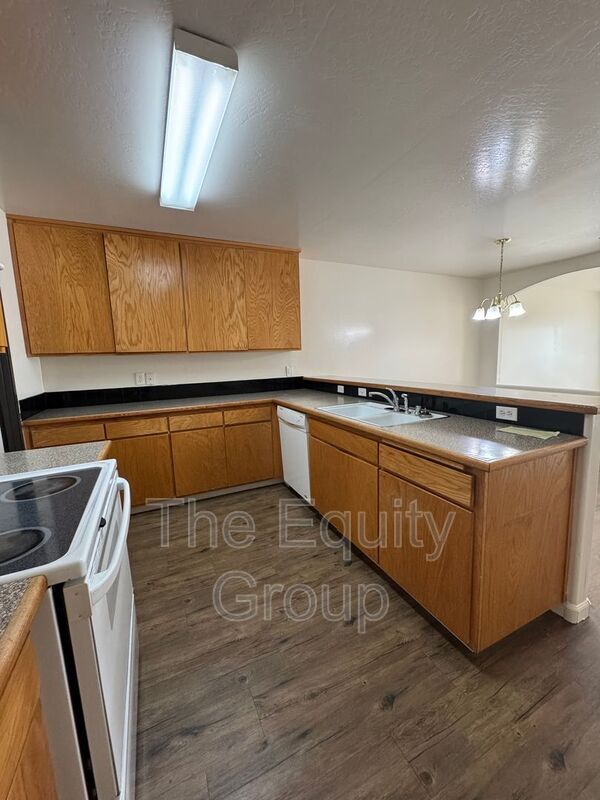 443 N Park St in Visalia, CA - Building Photo - Building Photo