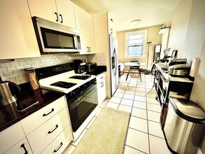 11 Regent Cir, Unit #1 in Brookline, MA - Foto de edificio - Building Photo