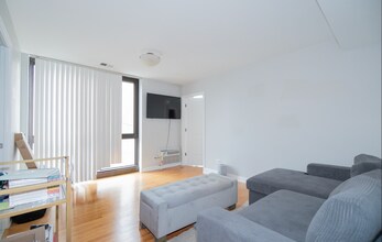 2201 N Cleveland Ave, Unit 405 in Chicago, IL - Building Photo - Building Photo