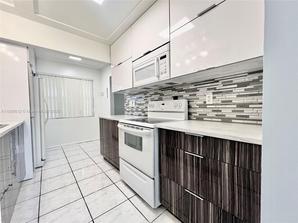 8450 Lagos De Campo Blvd in Tamarac, FL - Building Photo