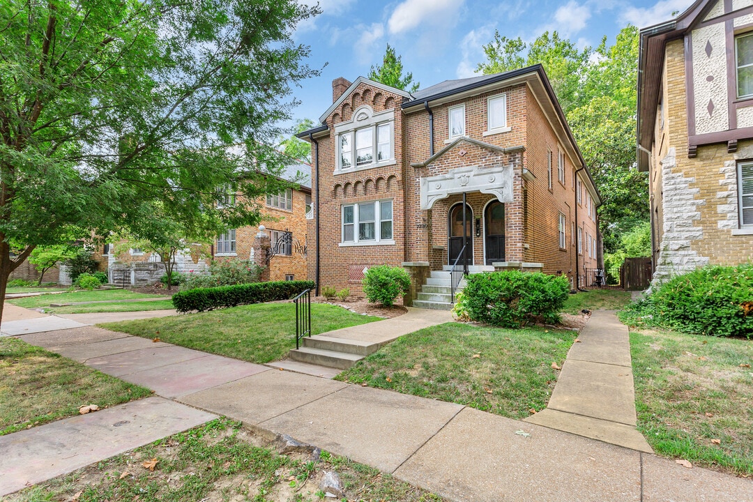 7230 Pershing Ave, Unit 2nd Floor in University City, MO - Building Photo