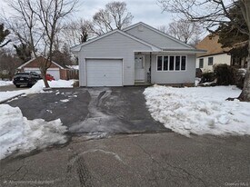 907 1st St in East Northport, NY - Building Photo