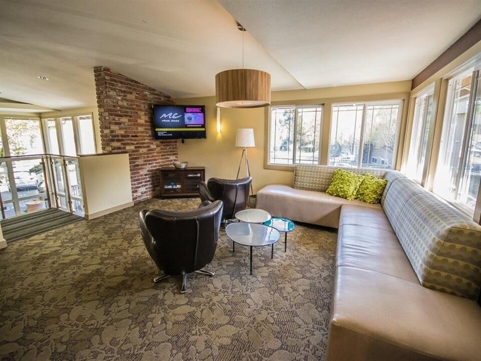 Creekside Apartments in Issaquah, WA - Building Photo