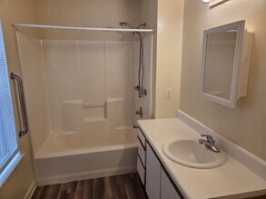 101 Charles Ave, Unit C-2 in Mc Cormick, SC - Foto de edificio - Building Photo