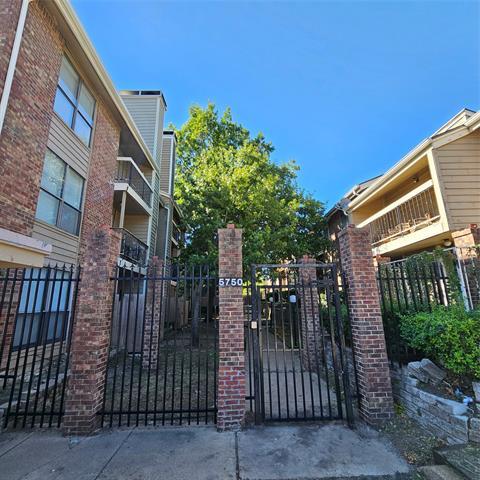 5750 Phoenix Dr in Dallas, TX - Building Photo